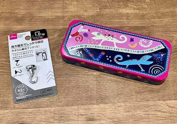お菓子の缶、捨てないで！　100均フックとくっつけたら便利アイテムに！