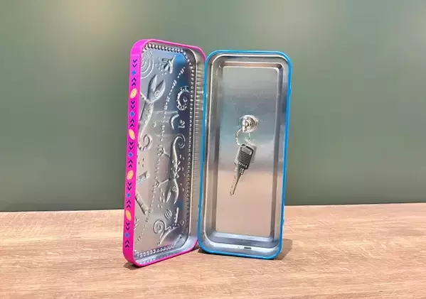 お菓子の缶、捨てないで！　100均フックとくっつけたら便利アイテムに！