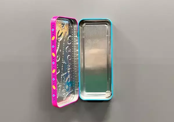 お菓子の缶、捨てないで！　100均フックとくっつけたら便利アイテムに！