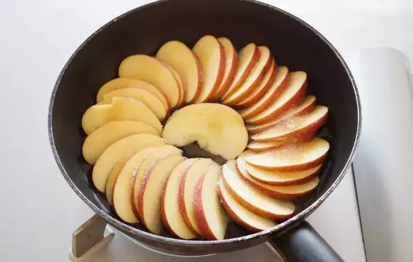フライパンに並べて…　リンゴの食べ方に「その手があったか」「甘みが増した」【アレンジおやつ4選】