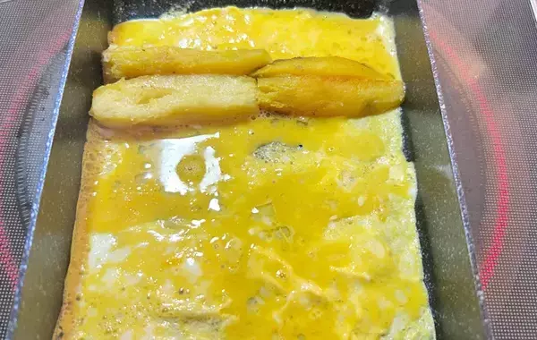 見た目はいつもの玉子焼き…カットすると子供が歓喜！　中に入れた『余りもの食材』とは？