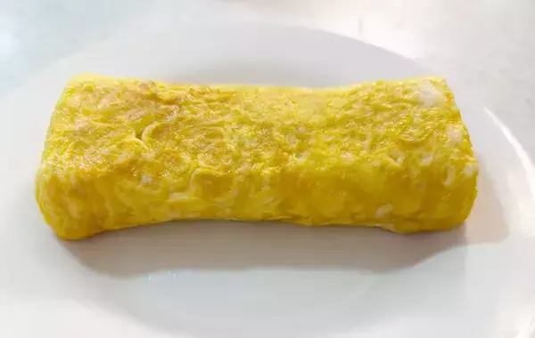 見た目はいつもの玉子焼き…カットすると子供が歓喜！　中に入れた『余りもの食材』とは？