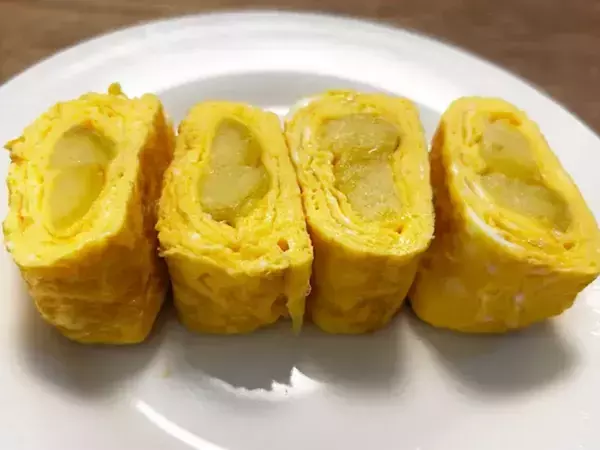 見た目はいつもの玉子焼き…カットすると子供が歓喜！　中に入れた『余りもの食材』とは？