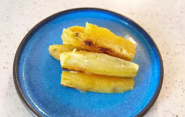 見た目はいつもの玉子焼き…カットすると子供が歓喜！　中に入れた『余りもの食材』とは？