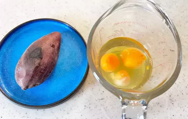 見た目はいつもの玉子焼き…カットすると子供が歓喜！　中に入れた『余りもの食材』とは？