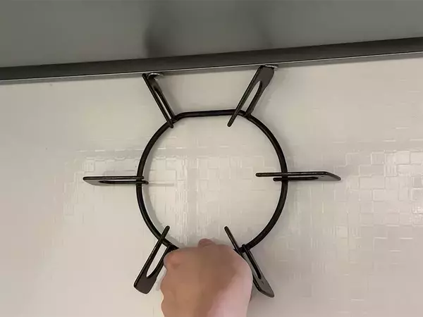 五徳を使わない時は浮かせて収納！　便利な100均アイテムに「もっと早く知りたかった」