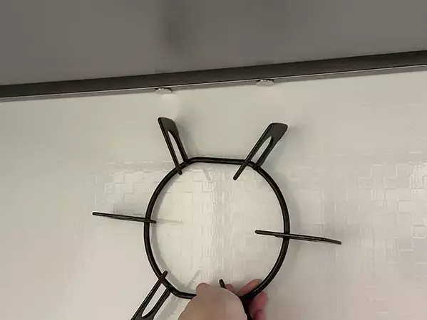 五徳を使わない時は浮かせて収納！　便利な100均アイテムに「もっと早く知りたかった」