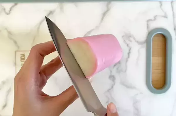 カマボコが『板』に残ってしまう人へ　紀文食品の“剥がし方”を試したら…思わず「えっ！」と声が出た