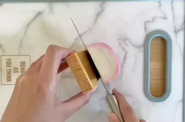 カマボコが『板』に残ってしまう人へ　紀文食品の“剥がし方”を試したら…思わず「えっ！」と声が出た