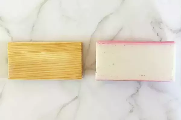 カマボコが『板』に残ってしまう人へ　紀文食品の“剥がし方”を試したら…思わず「えっ！」と声が出た