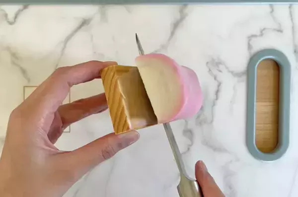 カマボコが『板』に残ってしまう人へ　紀文食品の“剥がし方”を試したら…思わず「えっ！」と声が出た