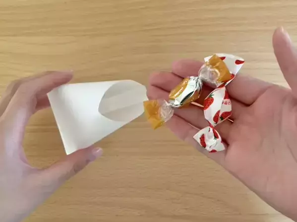 職場で配るお菓子、こう包む！　セリアで買った『トレーシングペーパー』で超簡単ラッピング