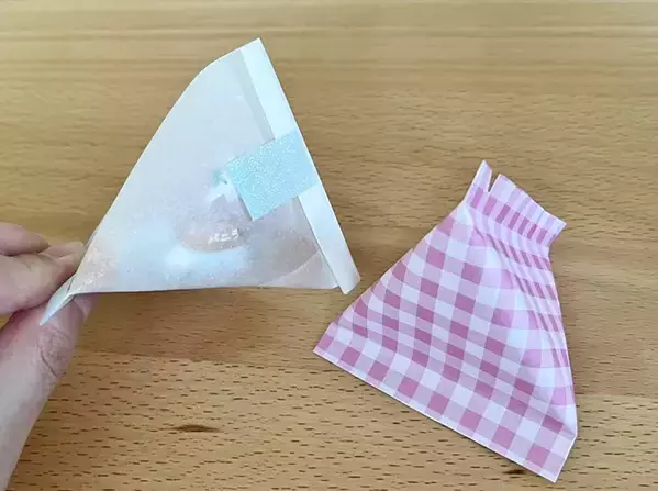 職場で配るお菓子、こう包む！　セリアで買った『トレーシングペーパー』で超簡単ラッピング