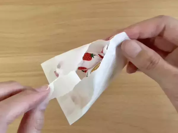 職場で配るお菓子、こう包む！　セリアで買った『トレーシングペーパー』で超簡単ラッピング