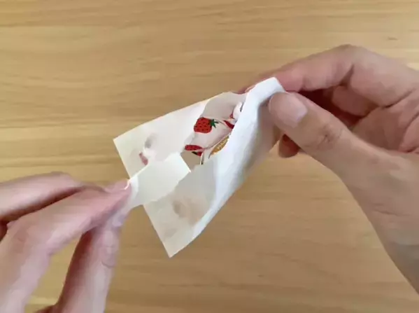 職場で配るお菓子、こう包む！　セリアで買った『トレーシングペーパー』で超簡単ラッピング