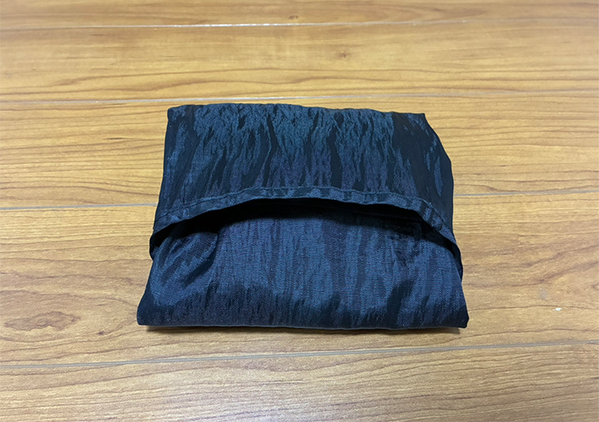 エコバッグを使ったらこうして！　スッキリ収納できる『畳み方』に「毎回やる！」「激変した」