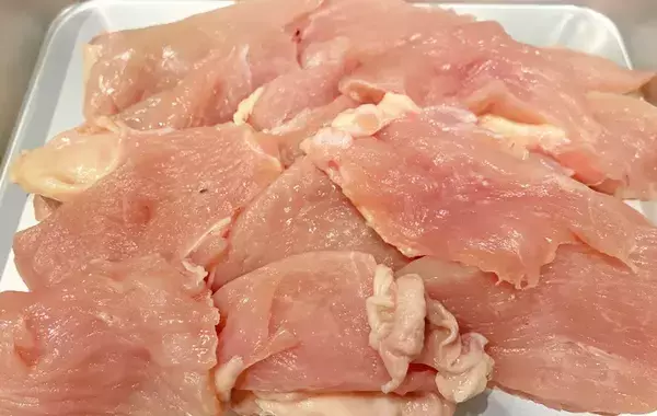 【簡単レシピ】節約食材が化けた！　鶏むね肉をしっとりさせる秘密はタレにあって…？
