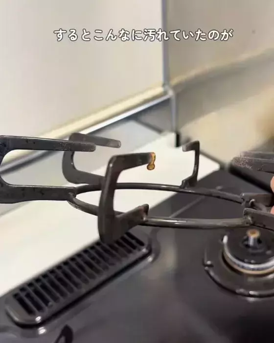 五徳をフライパンで煮込むと？　衝撃の汚れ落ちに「コレはすごい」「見てて快感」