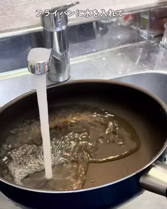 五徳をフライパンで煮込むと？　衝撃の汚れ落ちに「コレはすごい」「見てて快感」