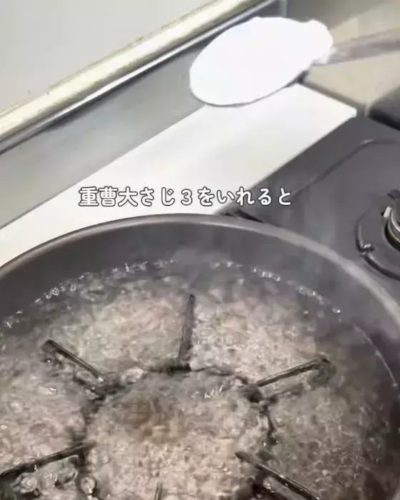 五徳をフライパンで煮込むと？　衝撃の汚れ落ちに「コレはすごい」「見てて快感」
