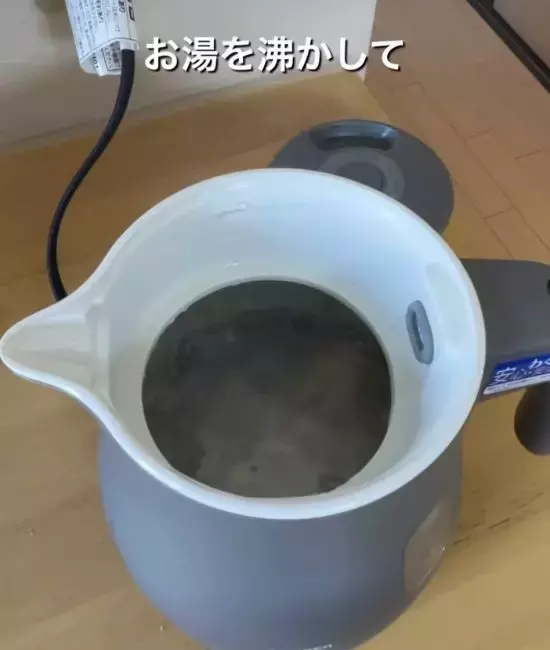 雑草に『熱湯』をかけると…？　4日後の変化に「知らなかった」「除草剤いらず」