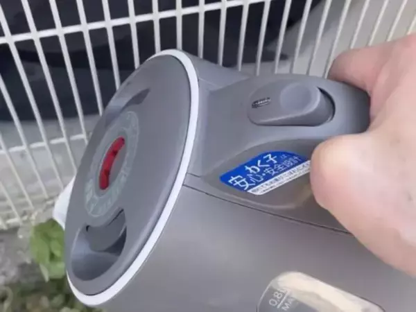 雑草に『熱湯』をかけると…？　4日後の変化に「知らなかった」「除草剤いらず」