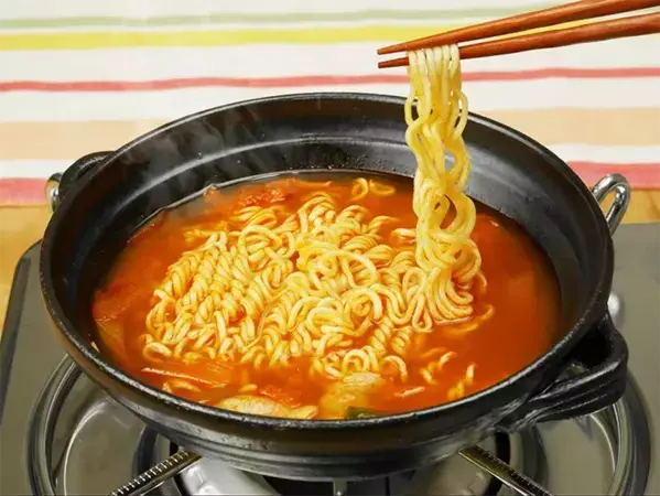 最後の一滴までペロリ！　「キムチ鍋の残り汁」の食べ方【エバラ食品のレシピ】