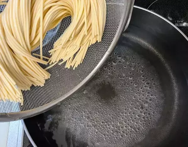 乾燥パスタを『水に浸けて』からゆでると？　驚きの食感に「革命起きた」「すぐやる」
