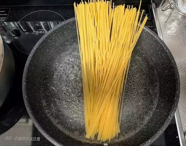 乾燥パスタを『水に浸けて』からゆでると？　驚きの食感に「革命起きた」「すぐやる」