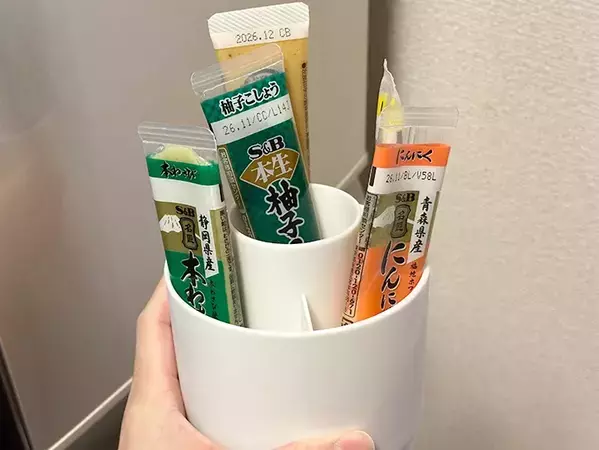 ダイソーの『回転できる収納ケース』の活用法　調味料チューブ入れにすると？　「めっちゃ快適」