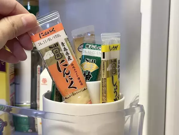 ダイソーの『回転できる収納ケース』の活用法　調味料チューブ入れにすると？　「めっちゃ快適」