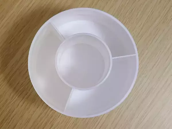 ダイソーの『回転できる収納ケース』の活用法　調味料チューブ入れにすると？　「めっちゃ快適」