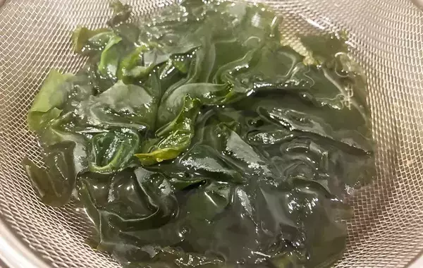 味噌汁でも酢の物でもない！　ありそうでなかったワカメの意外な調理法とは