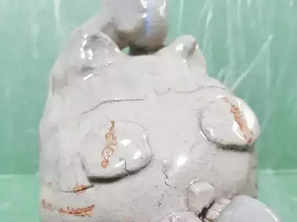 おでこにのせたはずが？　陶芸教室で作った猫の鈴、焼き上がりに吹き出す