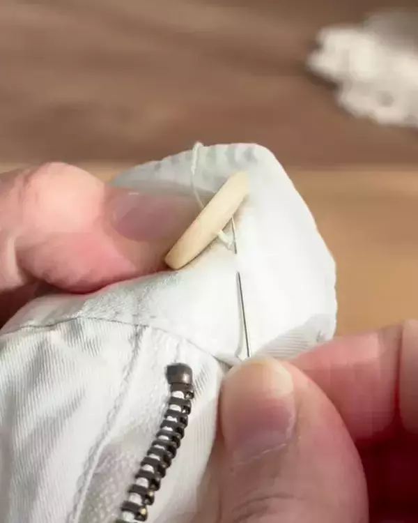 ボタンつけなのに、“玉結び”も“玉留め”もしない？　テクニックに「素晴らしい！」