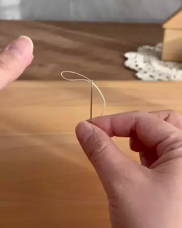 ボタンつけなのに、“玉結び”も“玉留め”もしない？　テクニックに「素晴らしい！」