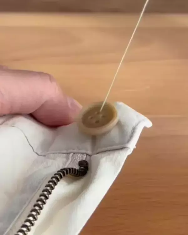 ボタンつけなのに、“玉結び”も“玉留め”もしない？　テクニックに「素晴らしい！」