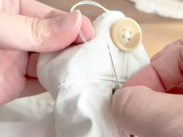 ボタンつけなのに、“玉結び”も“玉留め”もしない？　テクニックに「素晴らしい！」