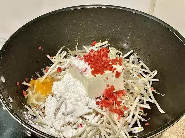 ボウルも小麦粉も使わない『お好み焼き』　元調理師のテクニックに「その発想はなかった…！」