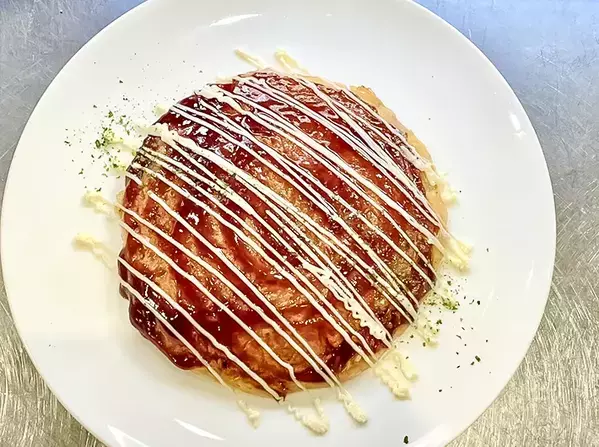 ボウルも小麦粉も使わない『お好み焼き』　元調理師のテクニックに「その発想はなかった…！」