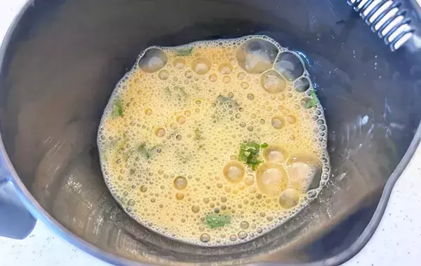 冷蔵庫の『ちょい残し』が大活躍！？さわやかな大人味の玉子焼き、大さじ1杯入れたのは？