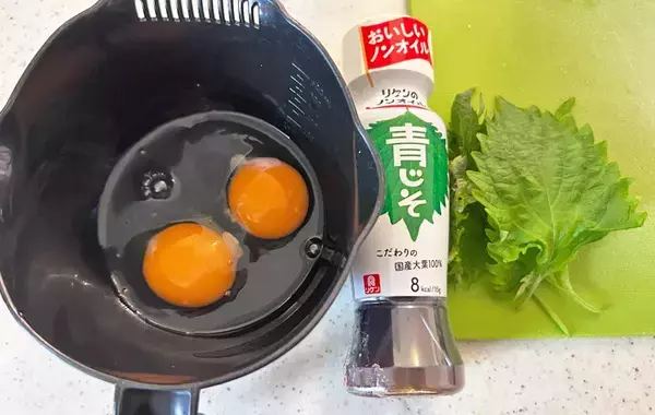 冷蔵庫の『ちょい残し』が大活躍！？さわやかな大人味の玉子焼き、大さじ1杯入れたのは？