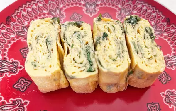 冷蔵庫の『ちょい残し』が大活躍！？さわやかな大人味の玉子焼き、大さじ1杯入れたのは？