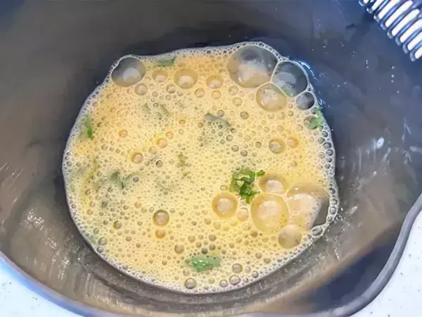 冷蔵庫の『ちょい残し』が大活躍！？さわやかな大人味の玉子焼き、大さじ1杯入れたのは？