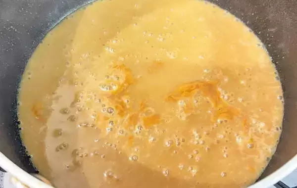 材料2つだけ！　簡単キャラメルソースに「食パンにかけたい」「濃厚」