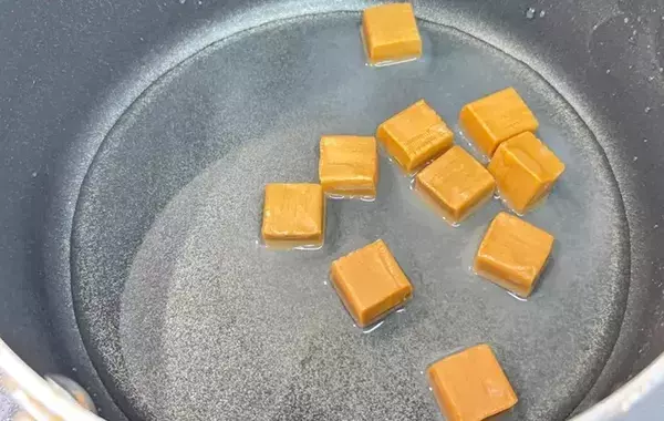 材料2つだけ！　簡単キャラメルソースに「食パンにかけたい」「濃厚」