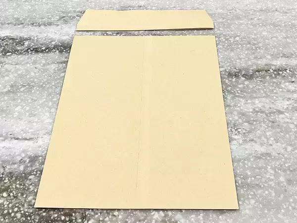 たくさん余ってる茶封筒、どうしてる？　端を切って広げて再使用してみたら…