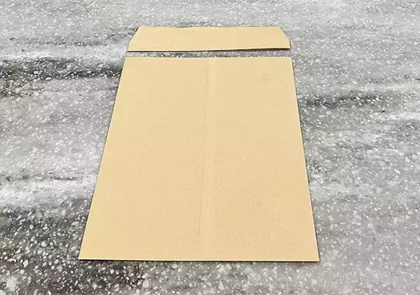 たくさん余ってる茶封筒、どうしてる？　端を切って広げて再使用してみたら…