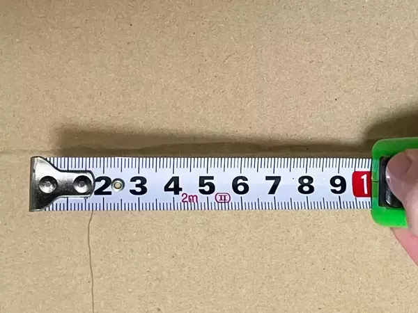紙袋やダンボールのリサイズに便利　メジャーにダブルクリップを差し込むだけで…