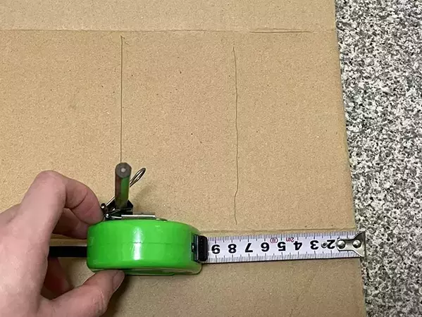 紙袋やダンボールのリサイズに便利　メジャーにダブルクリップを差し込むだけで…